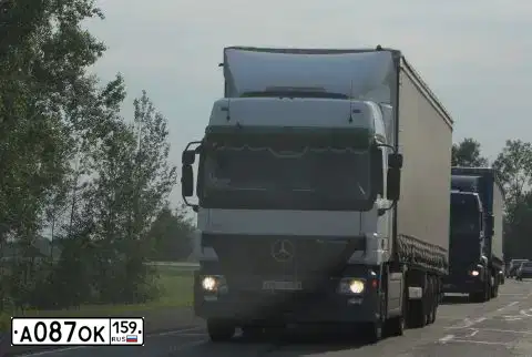 Фото автомобиля MERCEDES ACTROS, 2008 — госномер А087ОК159. Цвет: Белый