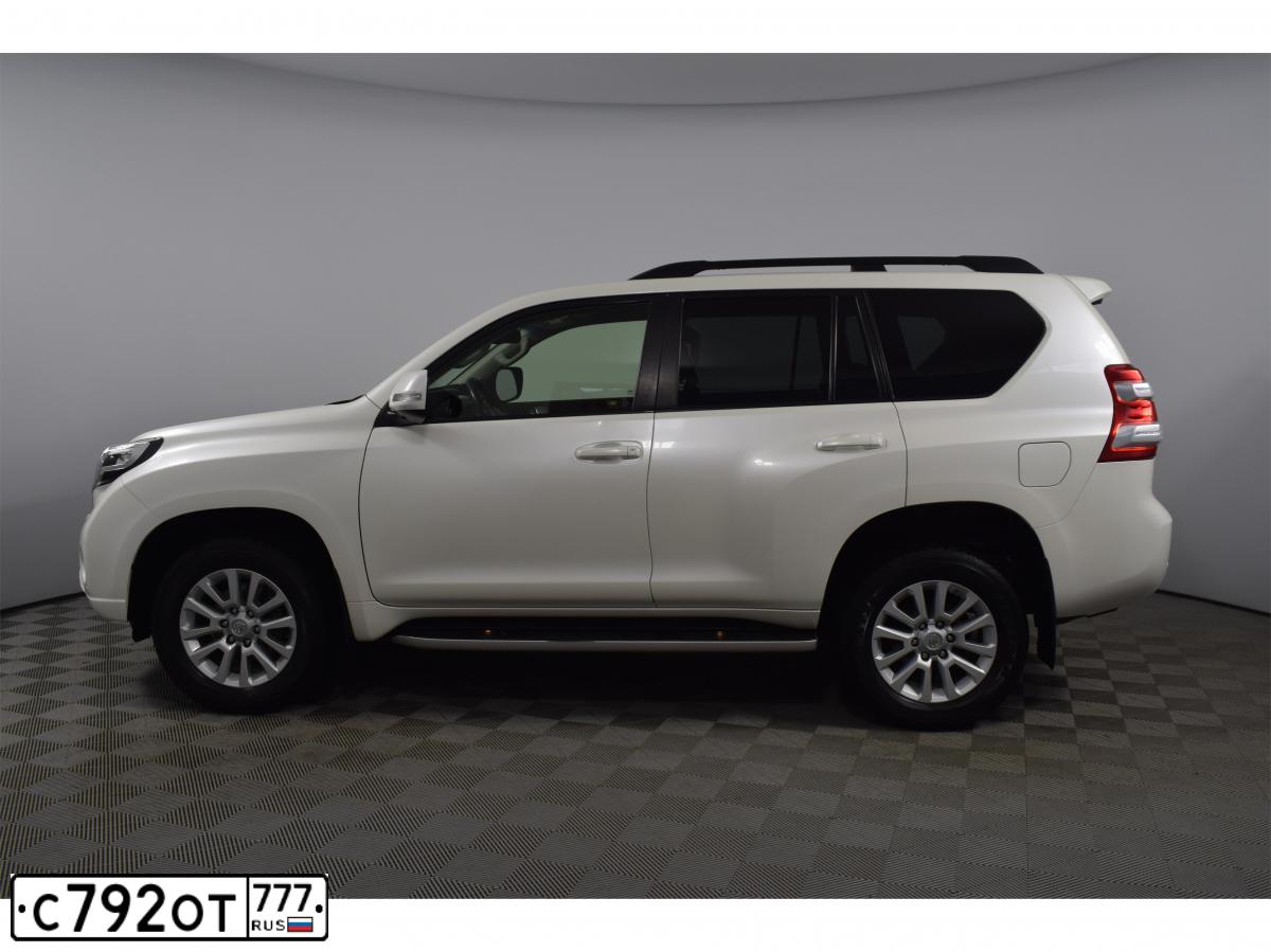 Фото автомобиля TOYOTA LANDCRUISER, 2015 — госномер А882СС147. Цвет: Белый