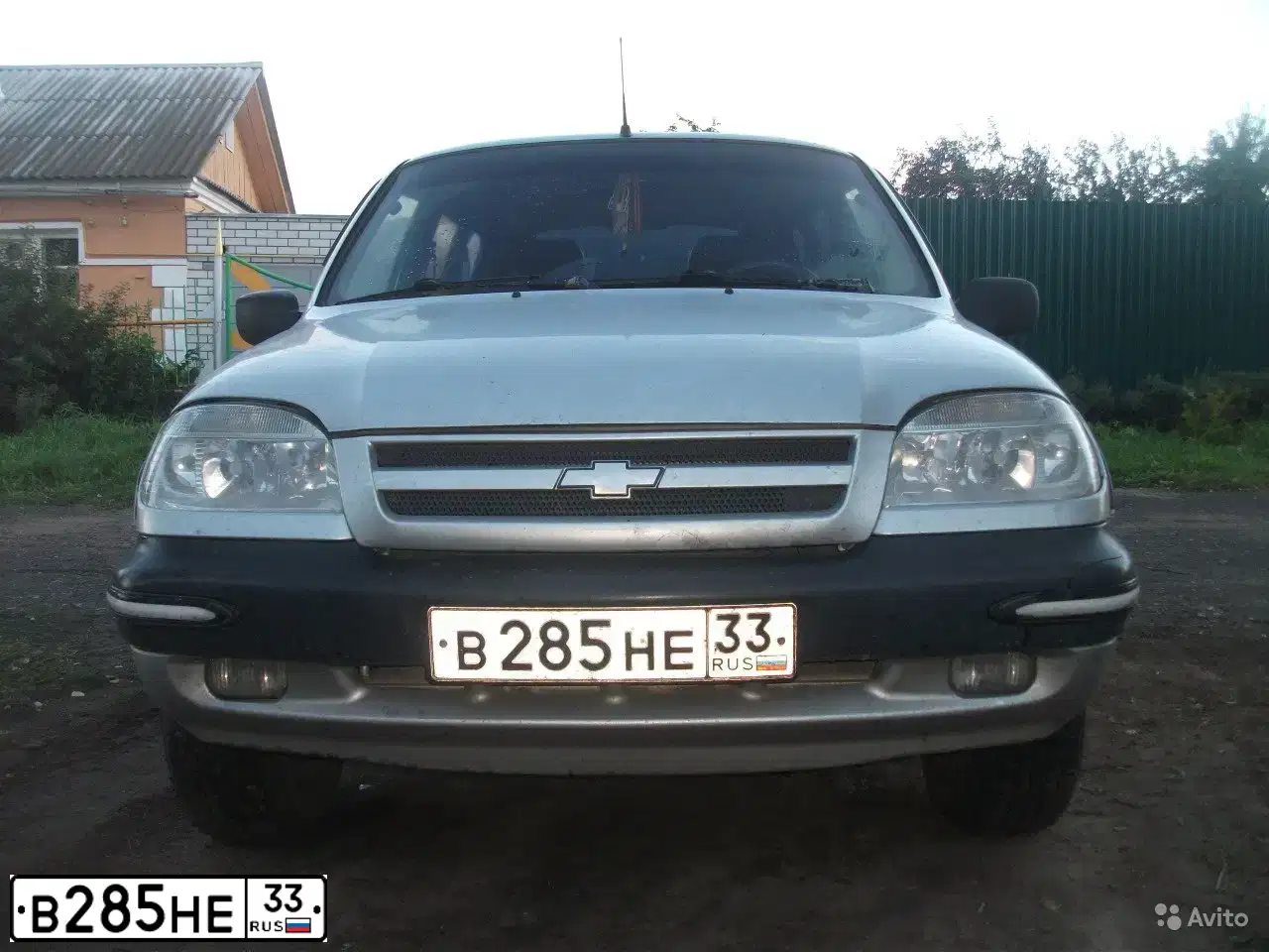 Фото автомобиля CHEVROLET NIVA, 2003 — госномер В285НЕ33. Цвет: СЕРЕБРИСТО-СЕРЫЙ