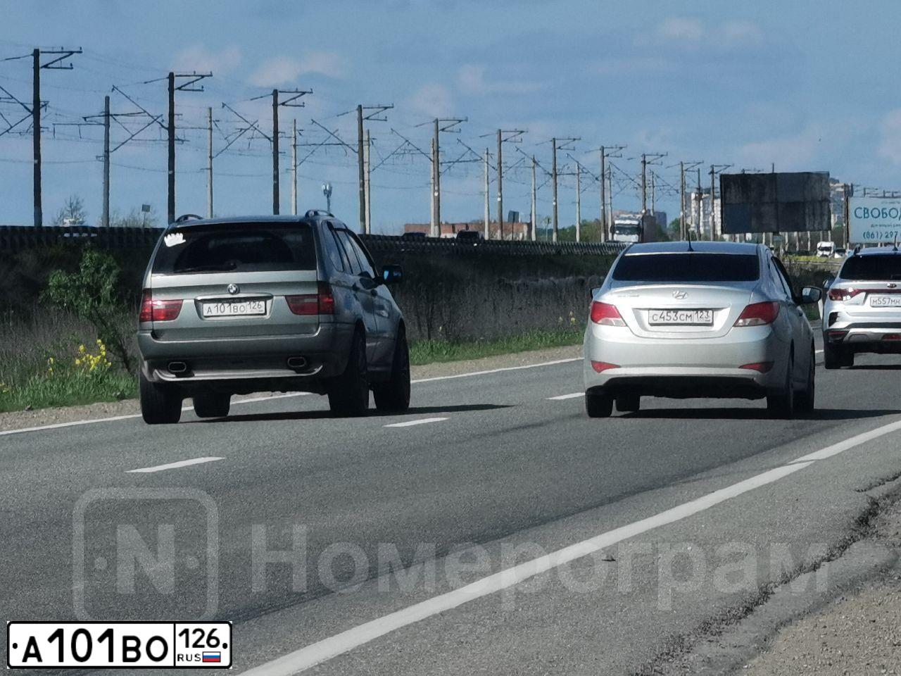 Фото автомобиля BMW X5, 2005 — госномер У005МА26. Цвет: БЕЛЫЙ(СЕРЫЙ)