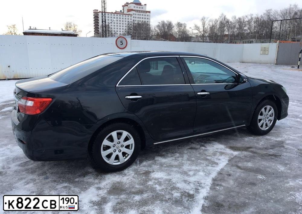 Фото автомобиля TOYOTA CAMRY, 2012 — госномер О702НС05. Цвет: ТЕМНО-СЕРЫЙ МЕТАЛЛИК