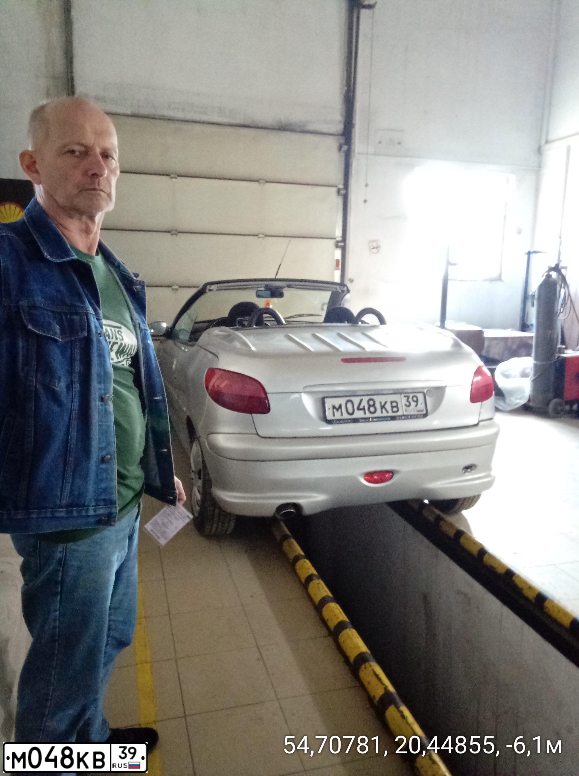 Фото автомобиля PEUGEOT 206 CC, 2002 — госномер М048КВ39. Цвет: СЕРЕБРИСТЫЙ