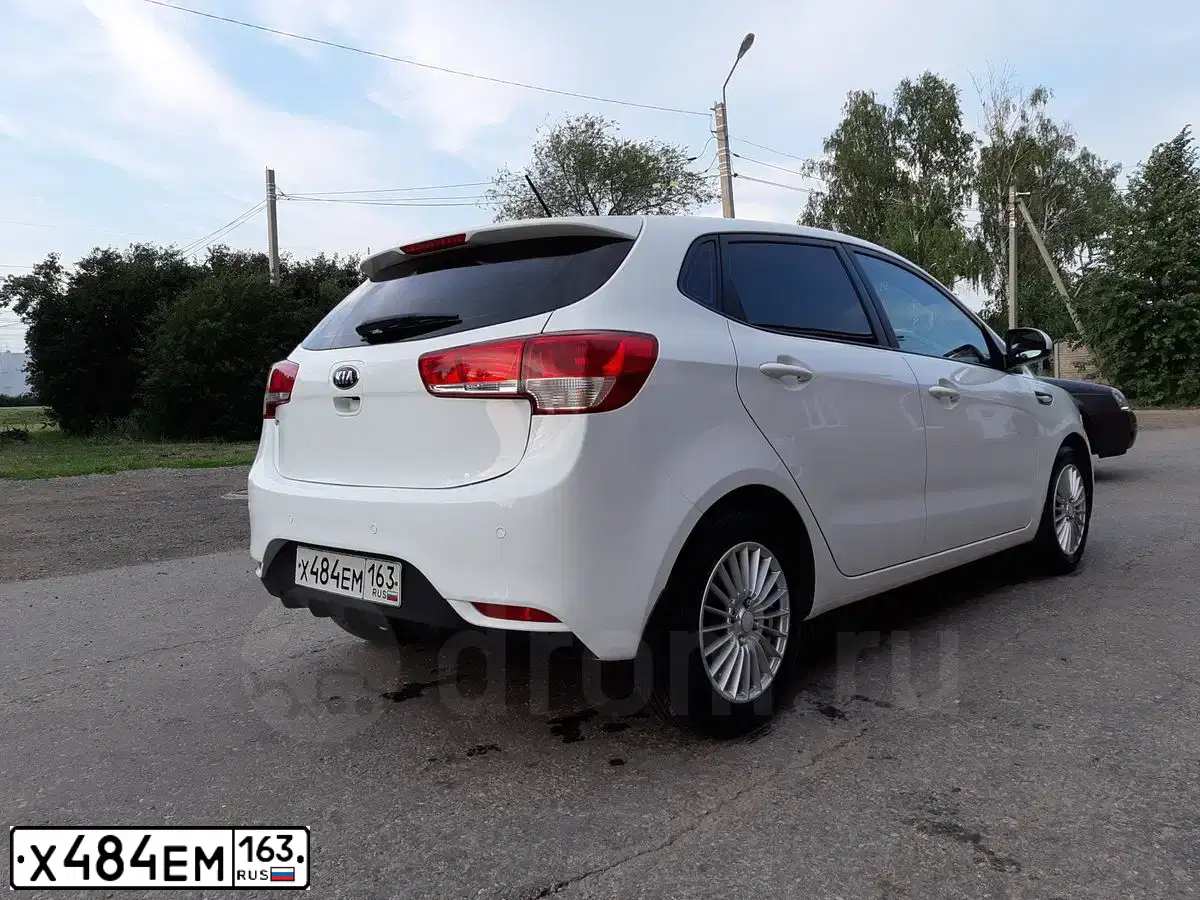 Фото автомобиля KIA RIO, 2015 — госномер Х484ЕМ163. Цвет: Белый
