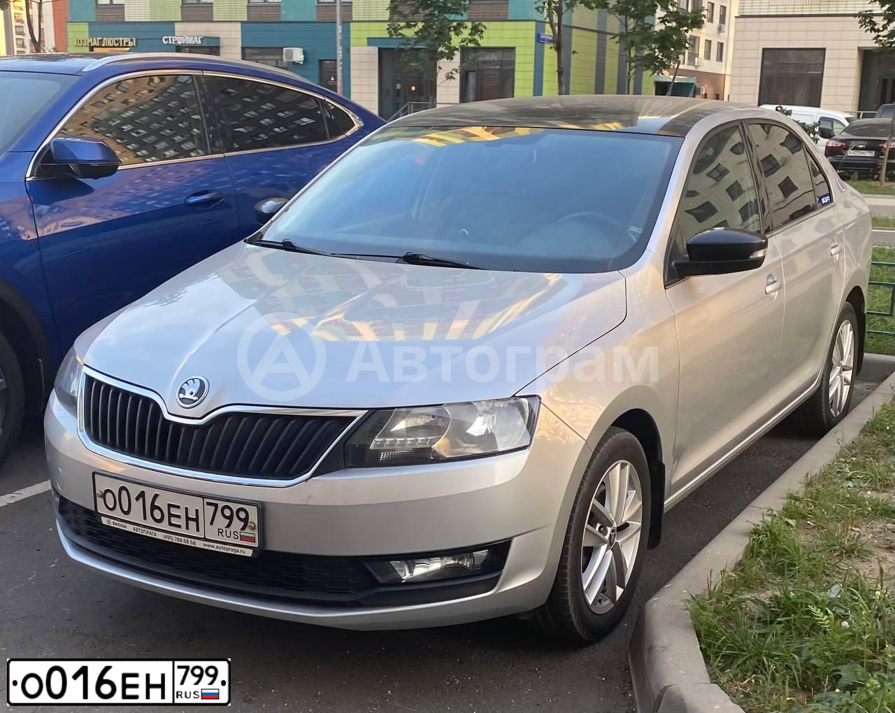 Фото автомобиля SKODA RAPID, 2018 — госномер О016ЕН799. Цвет: Серебристый