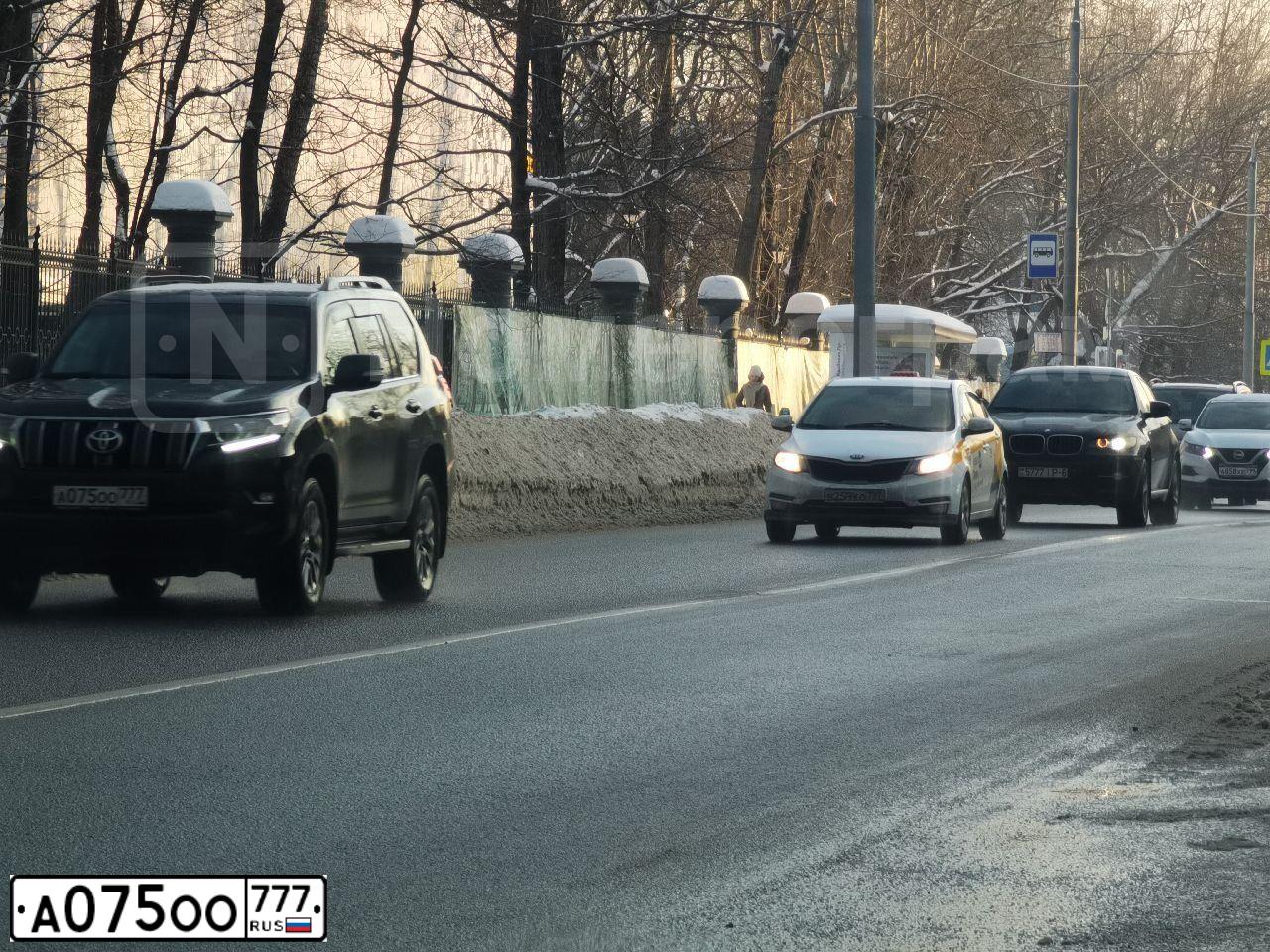 Фото автомобиля TOYOTA LANDCRUISER, 2018 — госномер О689МО799. Цвет: ЧЕРНЫЙ