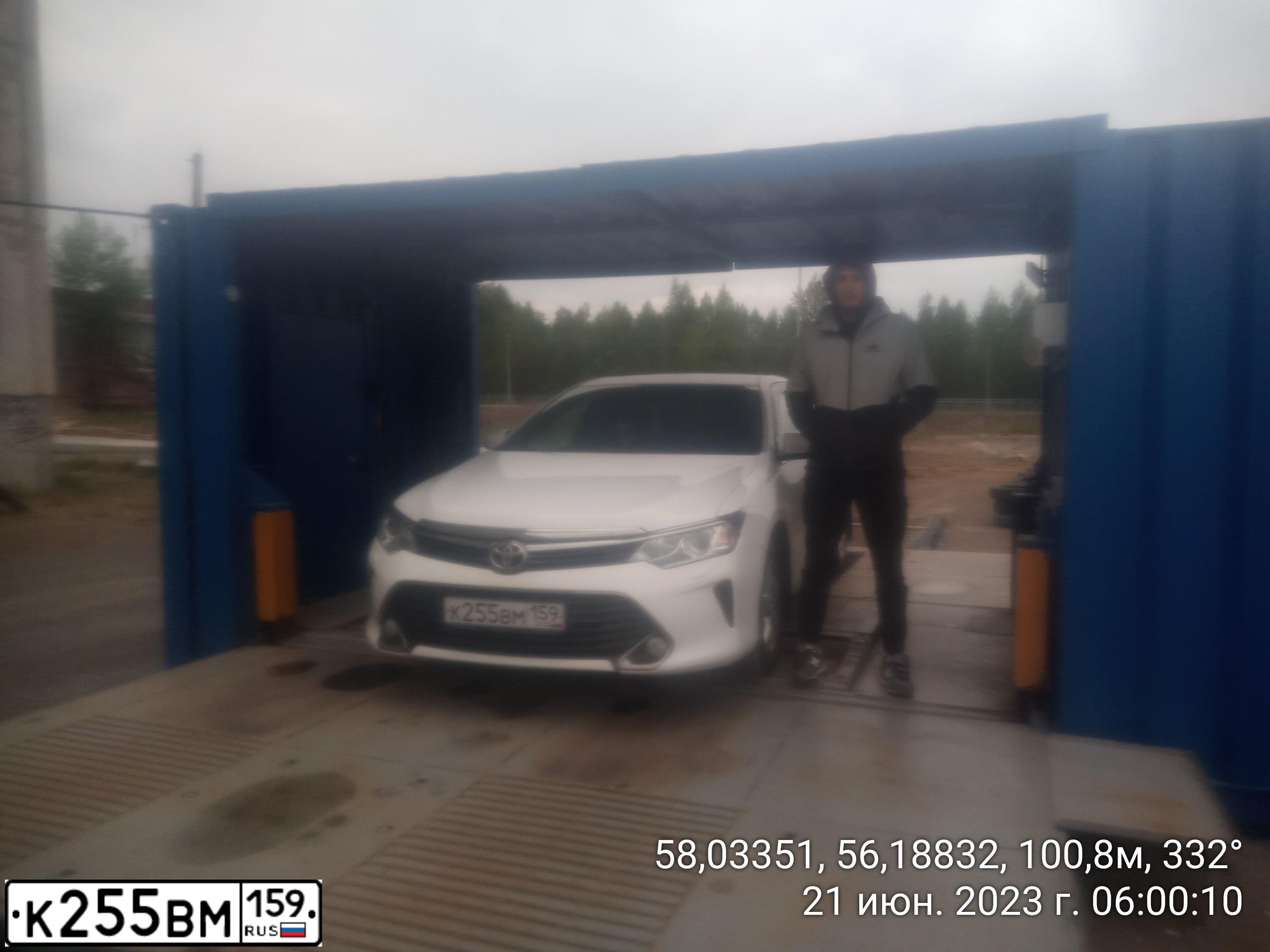 Фото автомобиля TOYOTA CAMRY, 2015 — госномер Р686МО159. Цвет: Белый