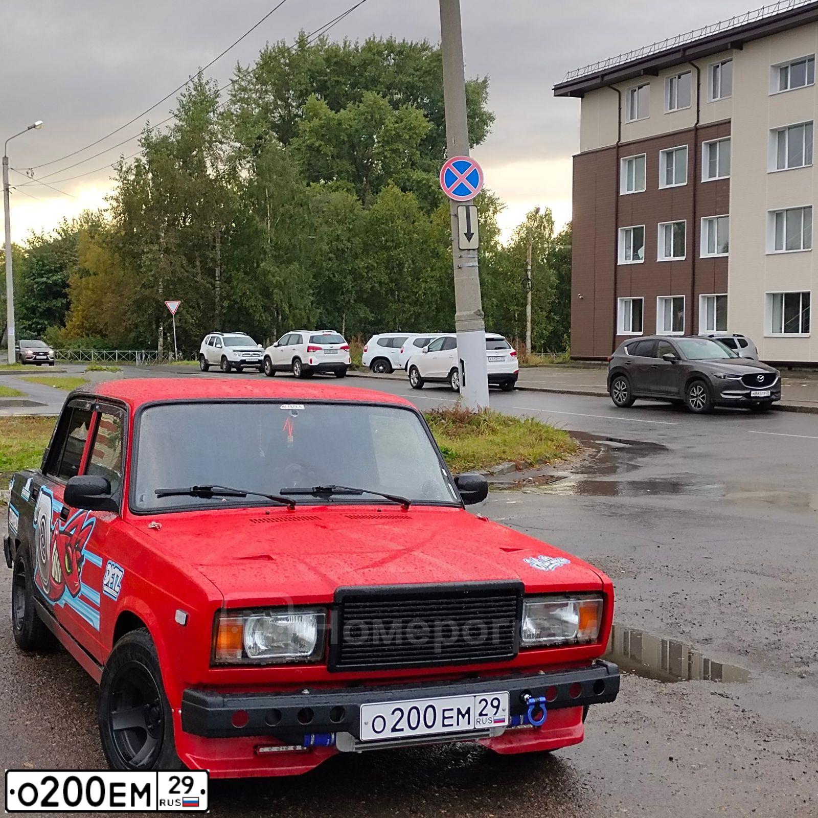 Фото автомобиля LADA 2107, 2008 — госномер О200ЕМ29. Цвет: КРАСНО-ЧЕРНЫЙ