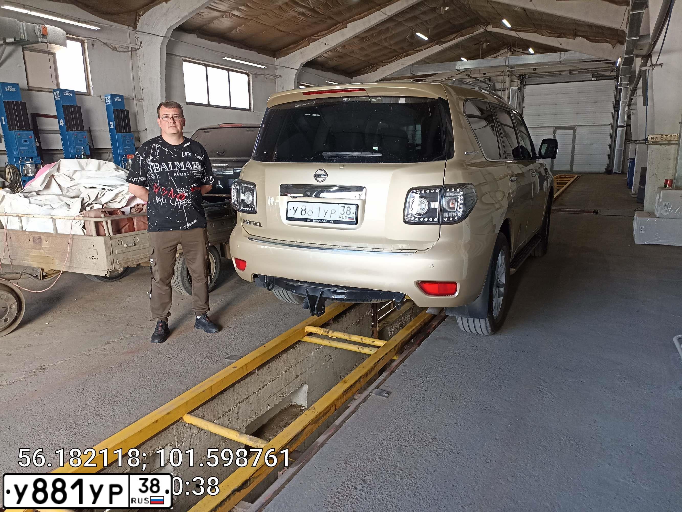Фото автомобиля NISSAN PATROL, 2011 — госномер В818НН03. Цвет: БЕЖЕВЫЙ