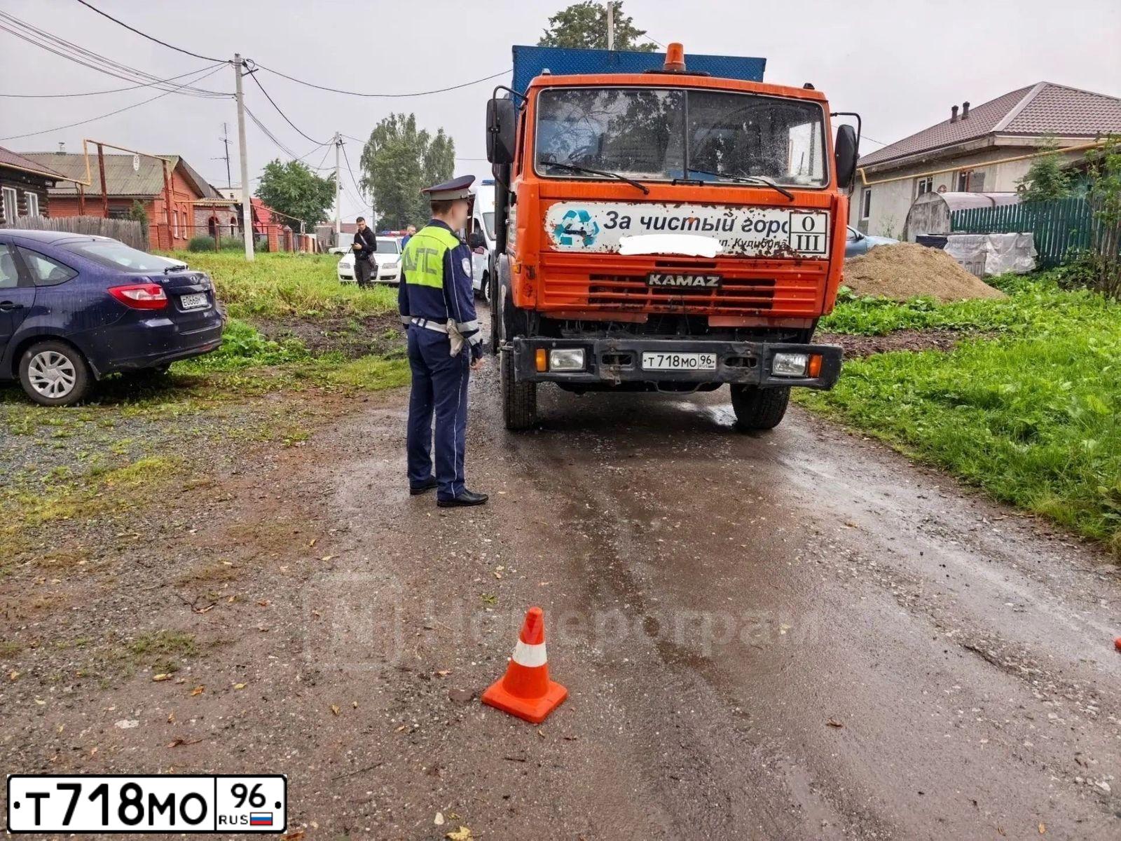 Фото автомобиля KAMAZ 43253 /4X2/, 2007 — госномер Т718МО96. Цвет: ОРАНЖЕВЫЙ