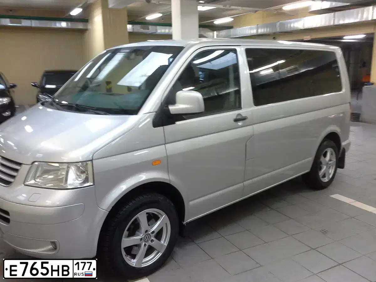 Фото автомобиля VOLKSWAGEN TRANSPORTER, 2004 — госномер Е765НВ177. Цвет: СЕРЕБРИСТЫЙ