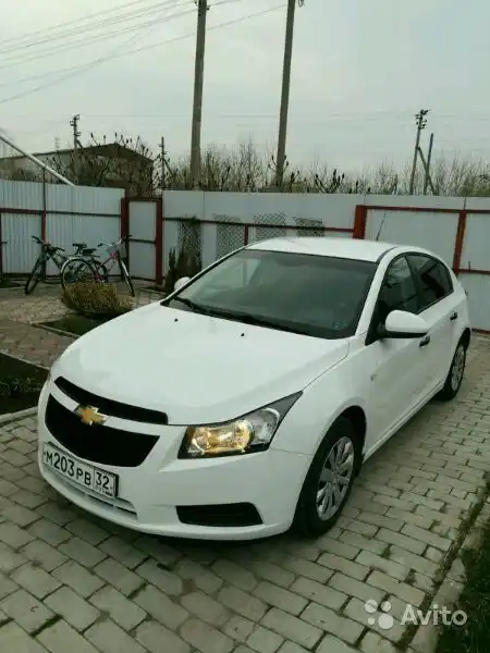 Фото автомобиля CHEVROLET CRUZE, 2012 — госномер М203РВ32. Цвет: БЕЛЫЙ