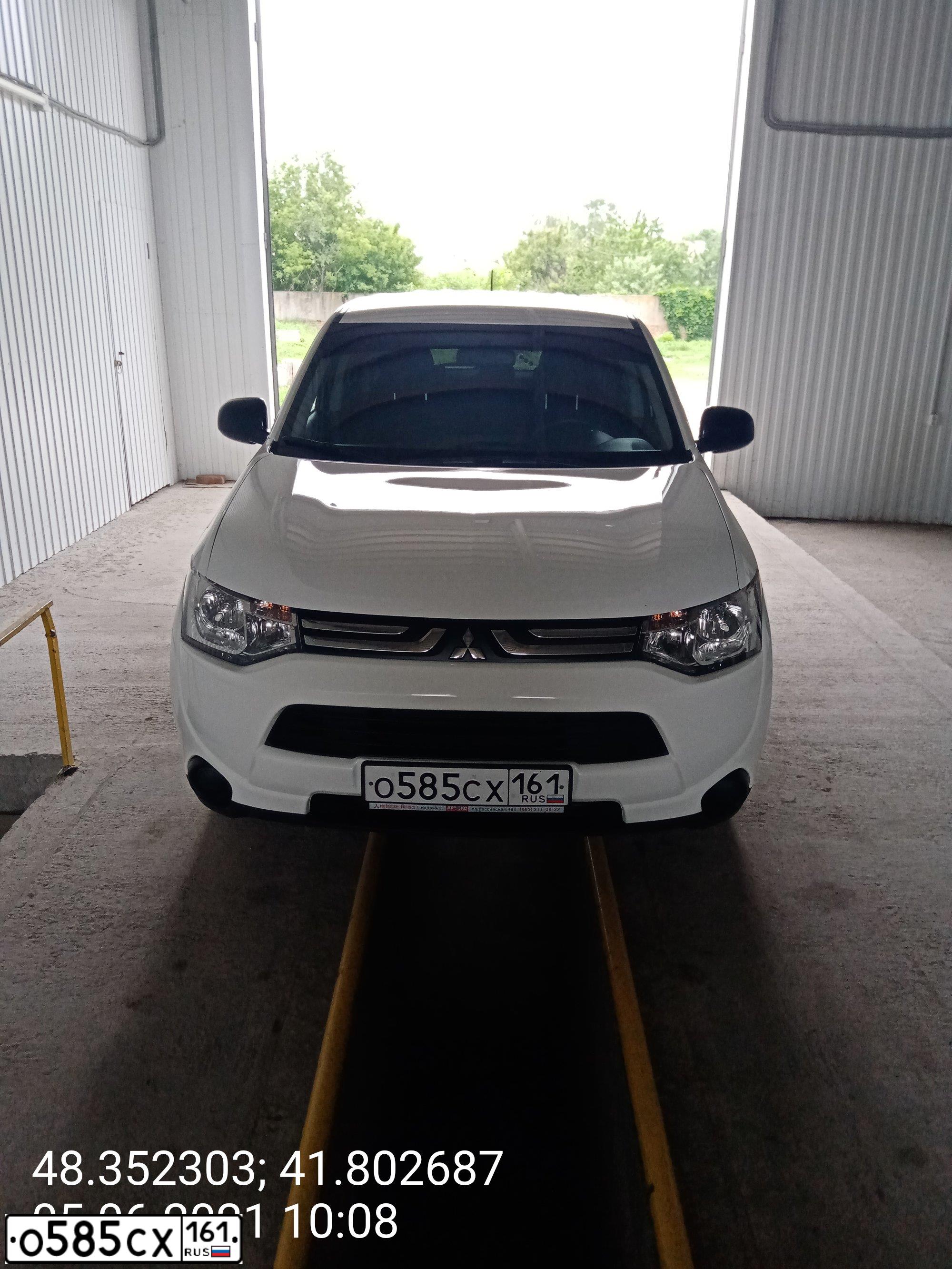 Фото автомобиля MITSUBISHI OUTLANDER, 2013 — госномер О585СХ161. Цвет: БЕЛЫЙ