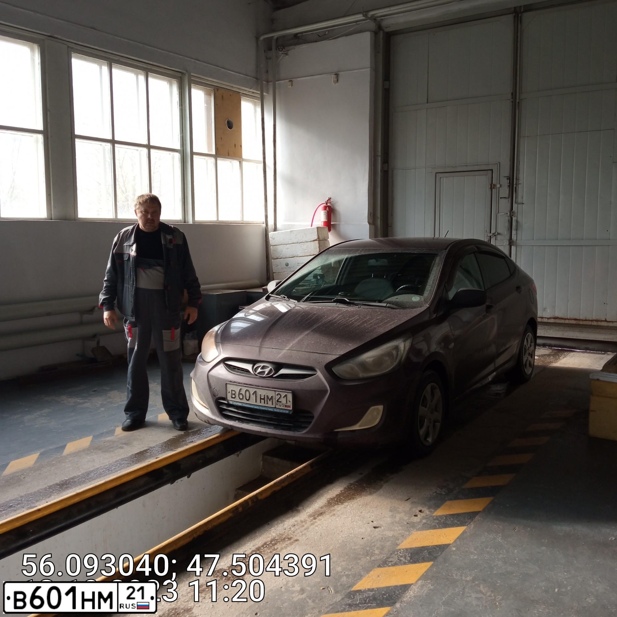 Фото автомобиля HYUNDAI SOLARIS, 2012 — госномер У896ТВ43. Цвет: ФИОЛЕТОВЫЙ