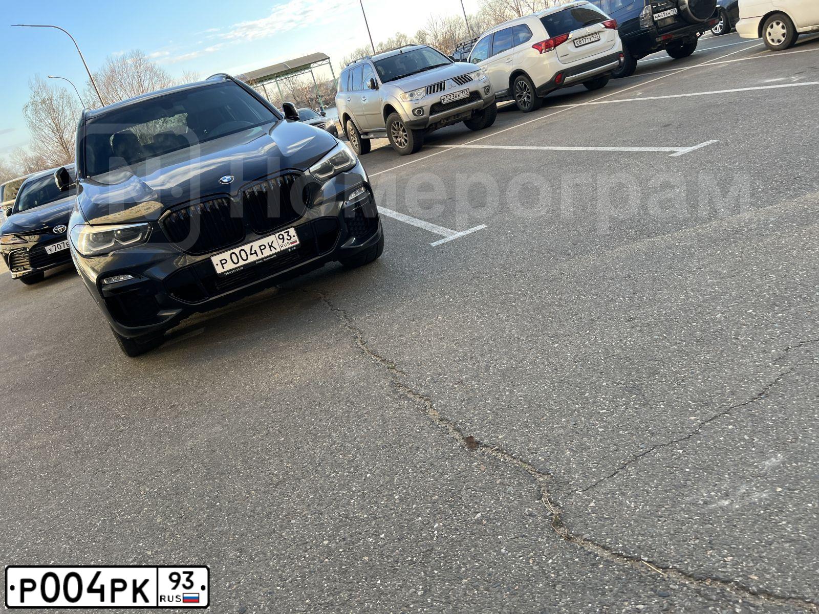 Фото автомобиля BMW X6M, 2013 — госномер Р004РК93. Цвет: ЖЕЛТЫЙ
