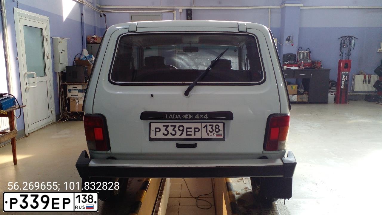 Фото автомобиля LADA 2121 NIVA, 2011 — госномер Р339ЕР138. Цвет: Белый