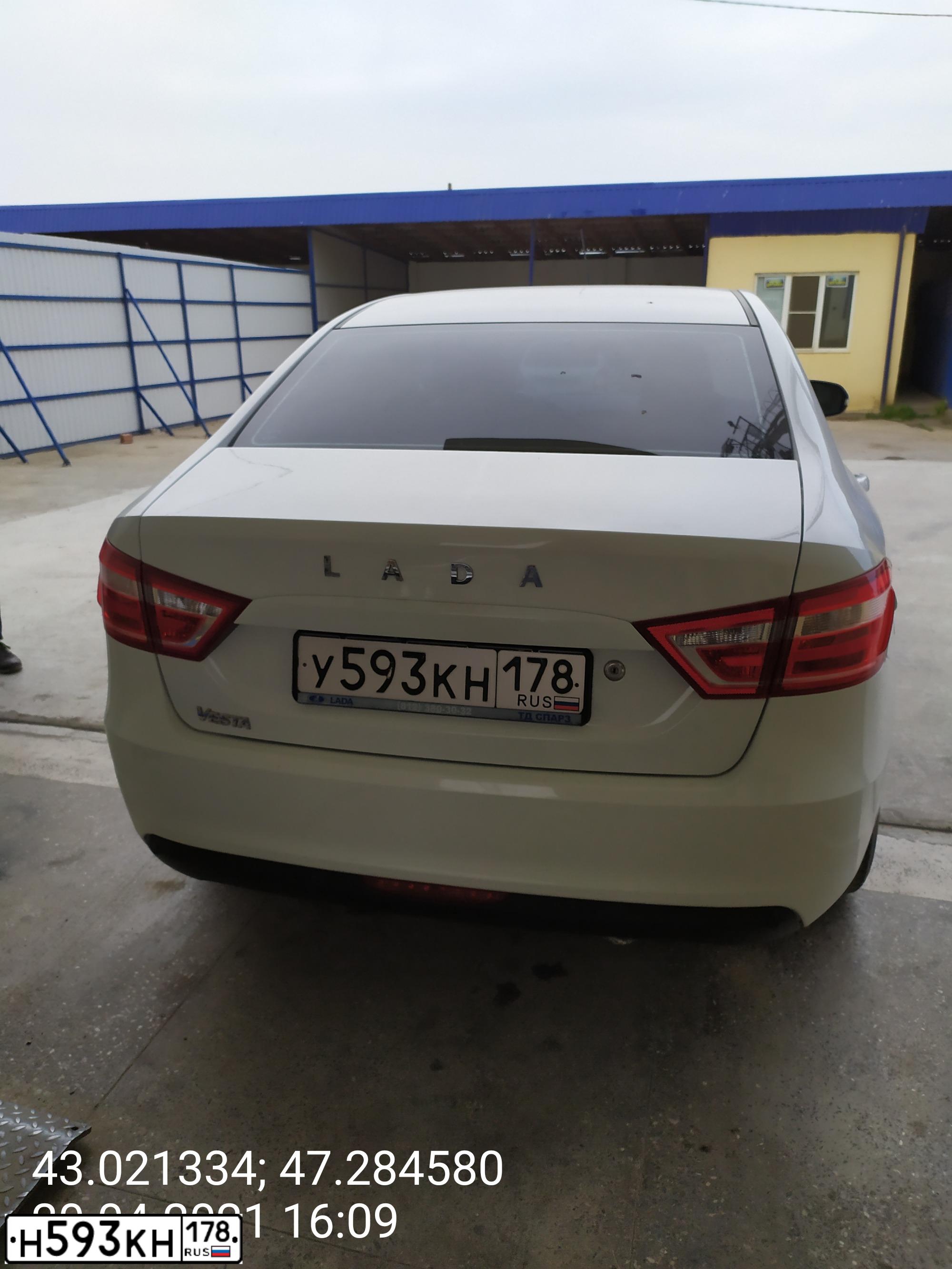 Фото автомобиля LADA VESTA, 2016 — госномер У593КН178. Цвет: Белый