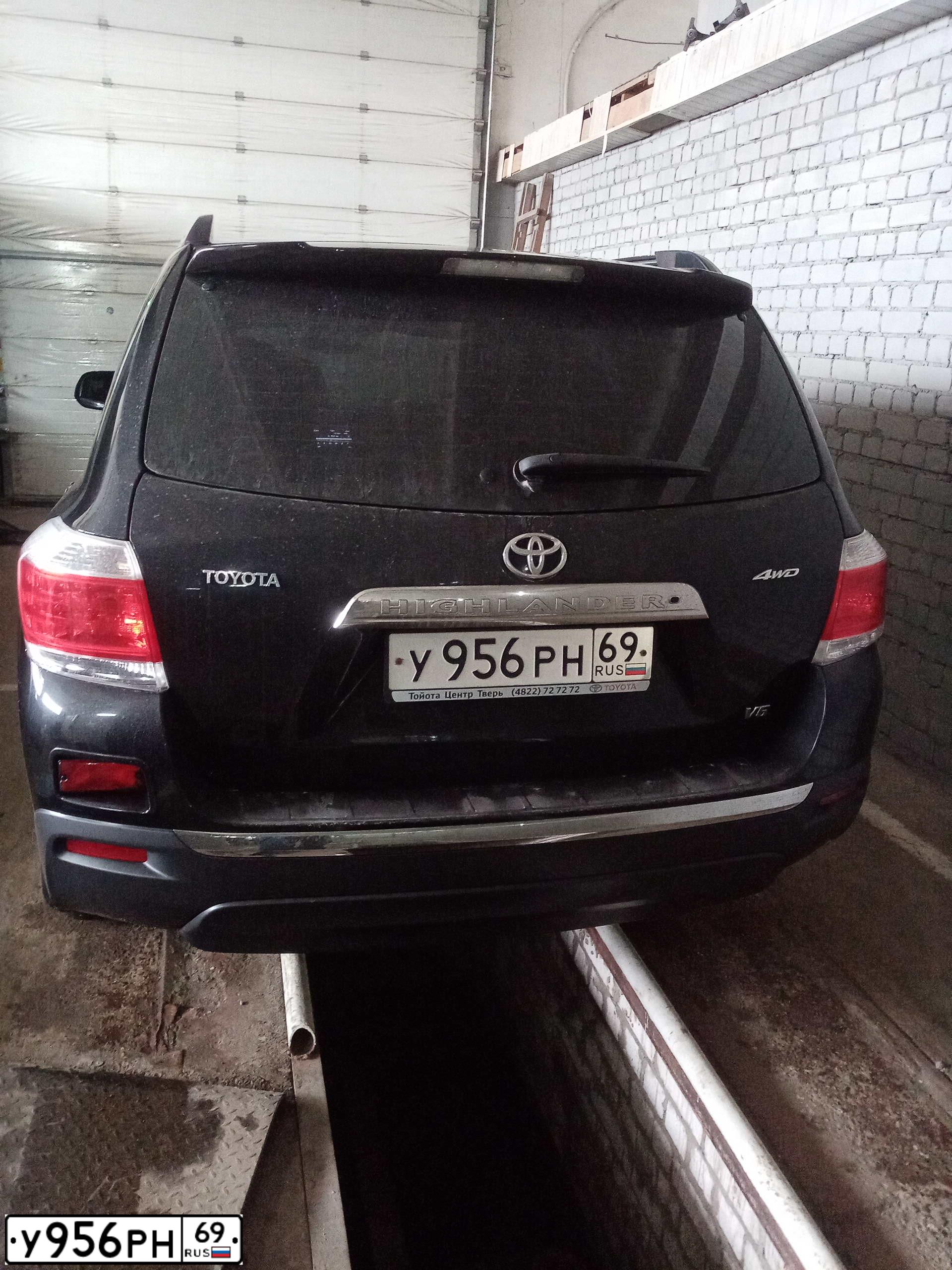 Фото автомобиля TOYOTA HIGHLANDER, 2013 — госномер У956РН69. Цвет: ЧЕРНЫЙ