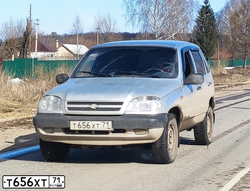 Фото автомобиля CHEVROLET NIVA, 2007 — госномер Т656ХТ71. Цвет: СЕРЫЙ