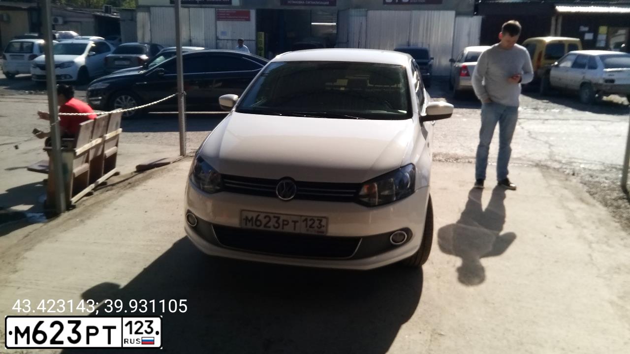 Фото автомобиля VOLKSWAGEN POLO, 2011 — госномер М623РТ123. Цвет: Белый
