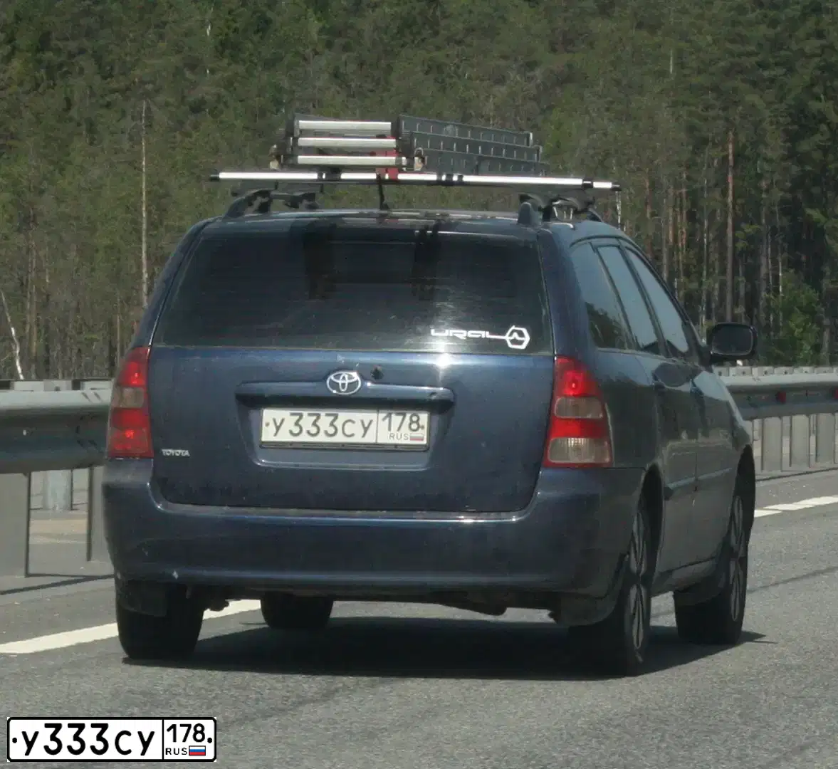 Фото автомобиля TOYOTA COROLLA, 2002 — госномер У333СУ178. Цвет: СИНИЙ