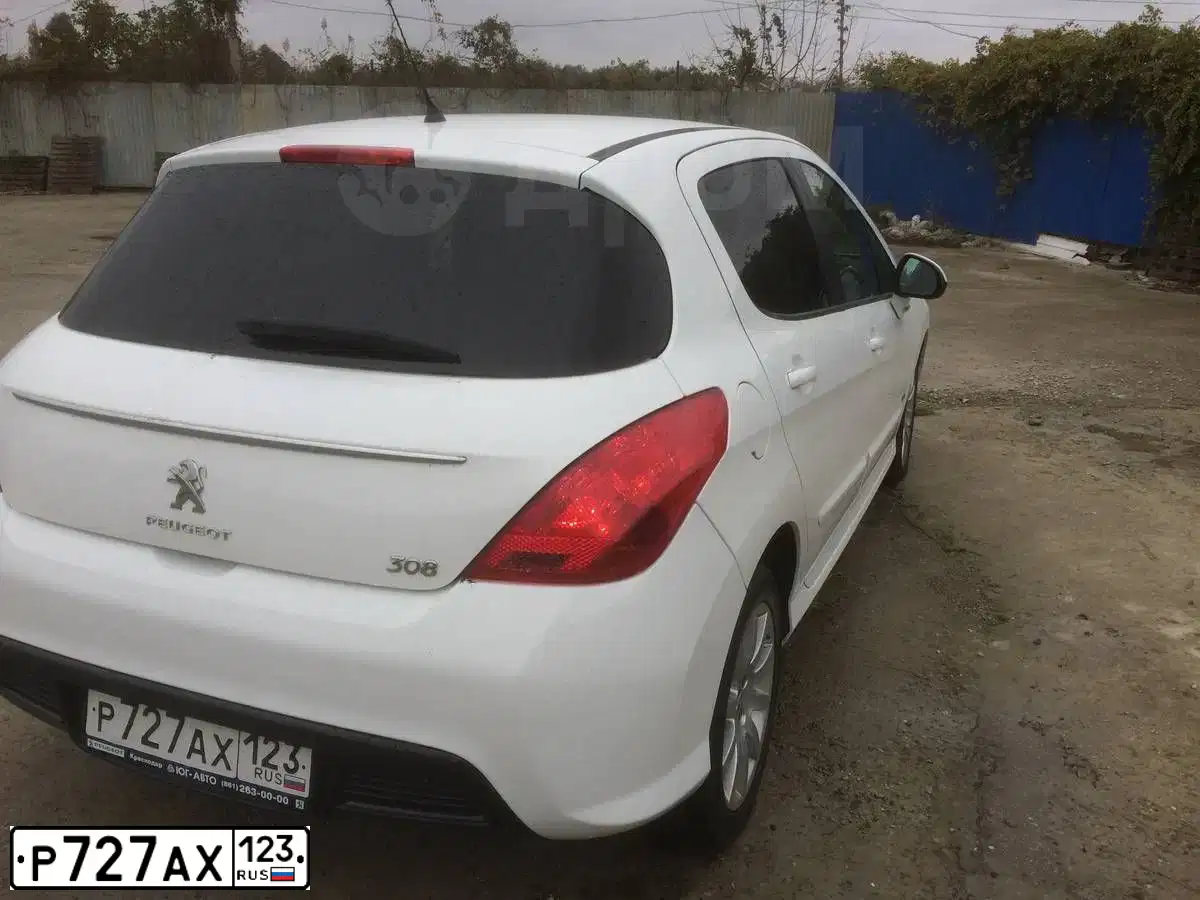 Фото автомобиля PEUGEOT 308, 2011 — госномер Р727АХ123. Цвет: БЕЛЫЙ