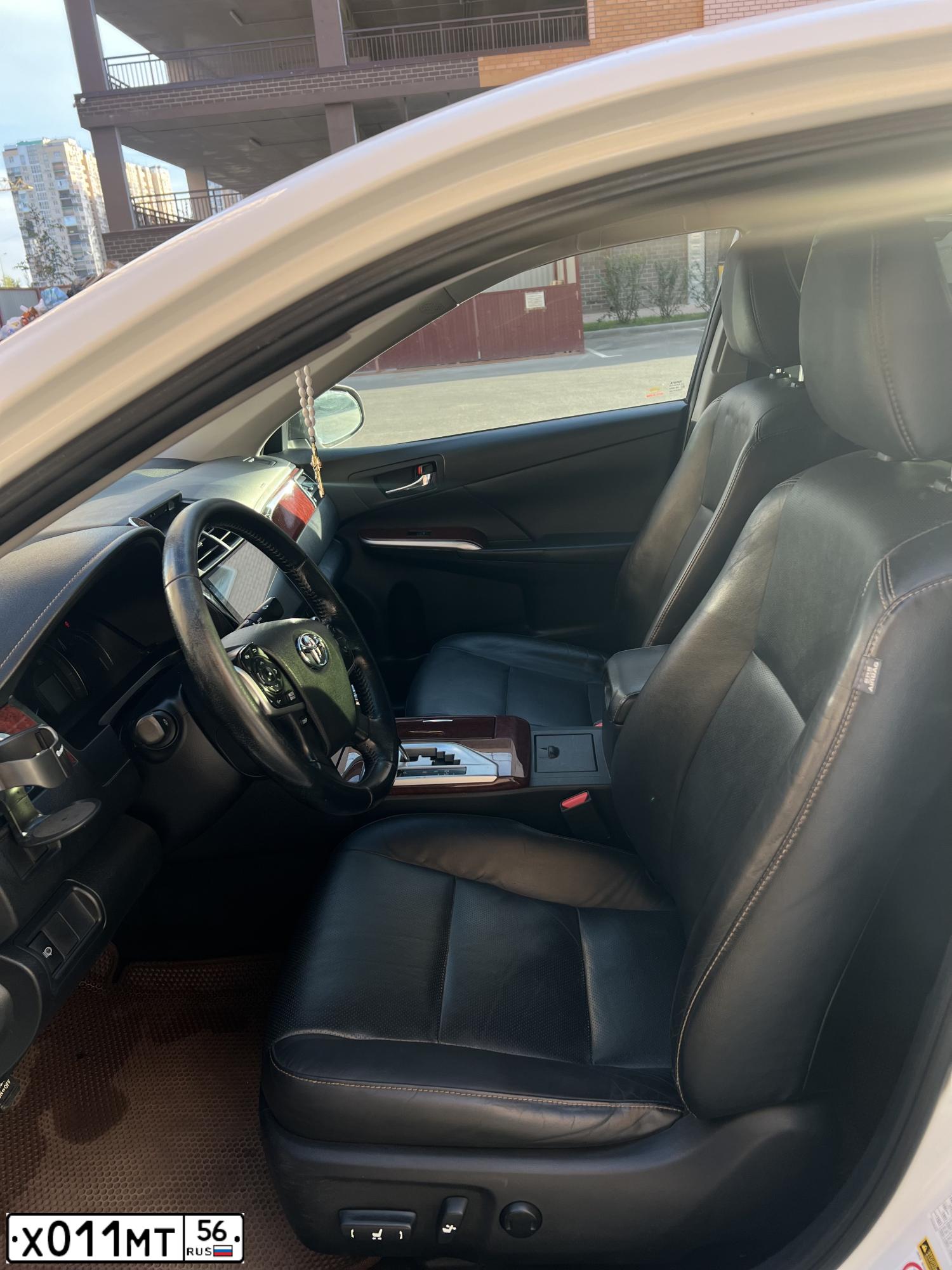 Фото автомобиля TOYOTA CAMRY, 2012 — госномер О535ОО56. Цвет: БЕЛЫЙ