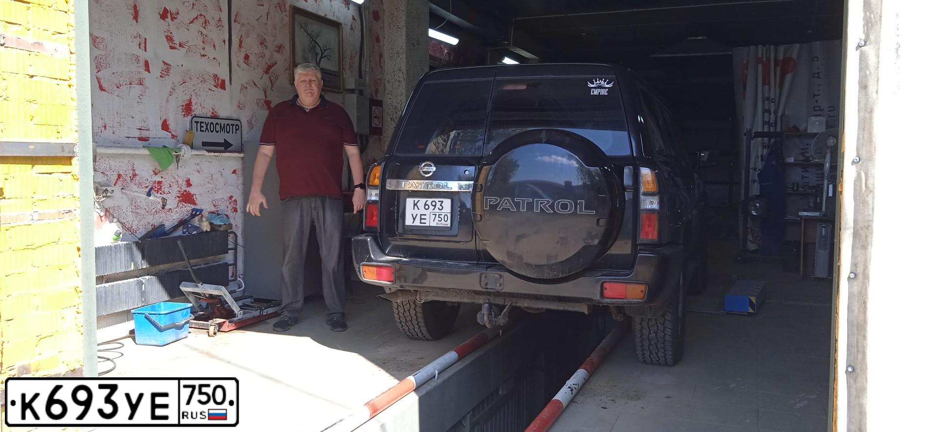 Фото автомобиля NISSAN PATROL, 2004 — госномер К693УЕ750. Цвет: ЧЕРНЫЙ