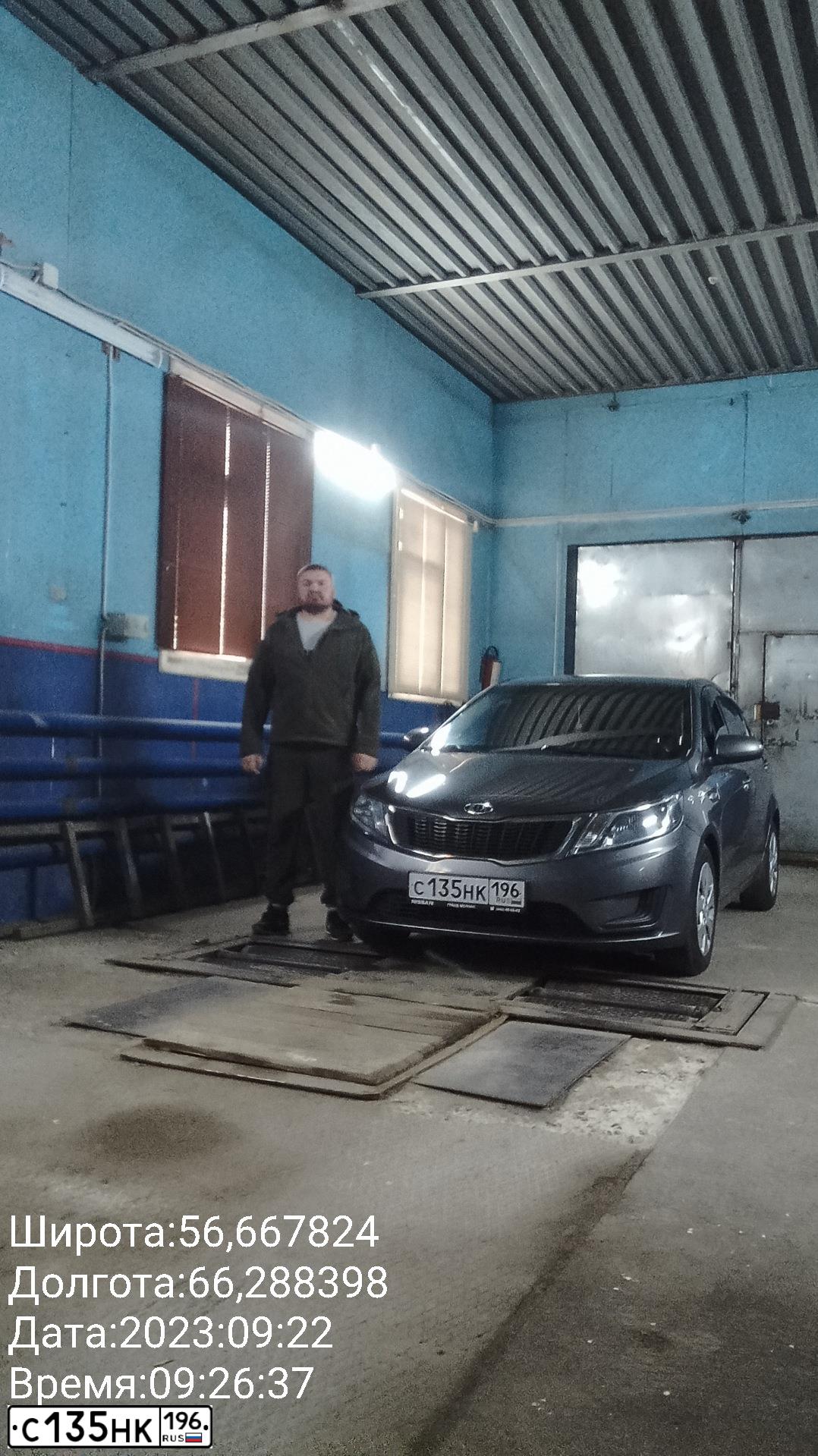 Фото автомобиля KIA RIO, 2012 — госномер М927СР196. Цвет: СЕРЫЙ