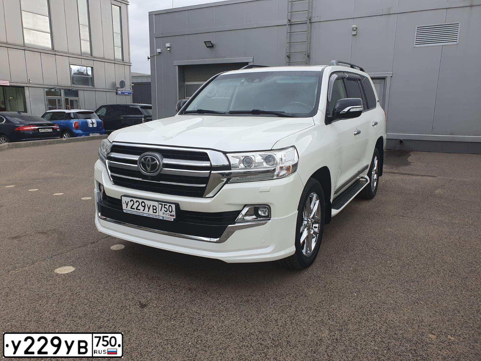 Фото автомобиля TOYOTA LANDCRUISER 200, 2015 — госномер У229УВ750. Цвет: Белый