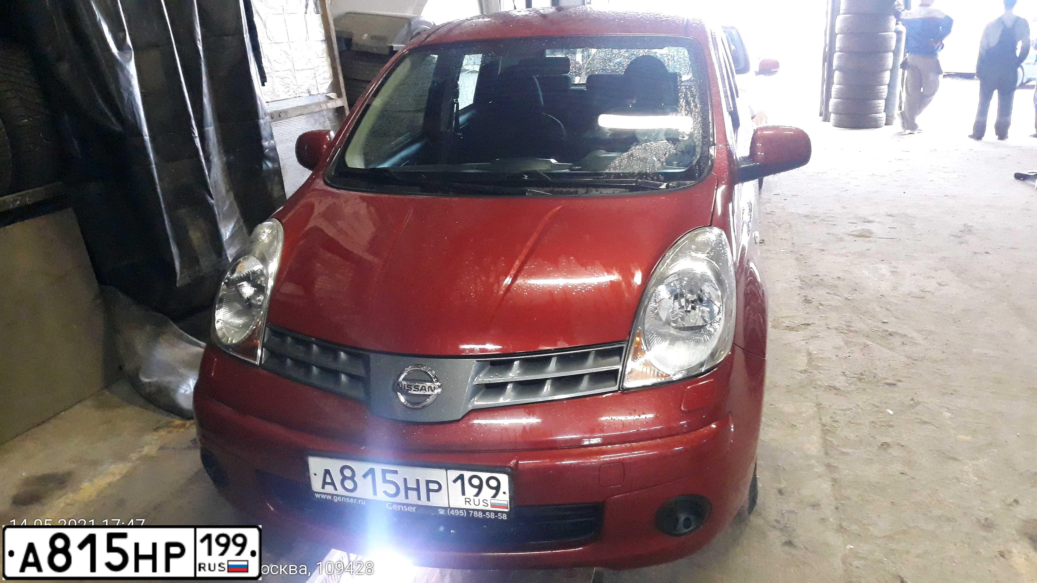 Фото автомобиля NISSAN NOTE, 2008 — госномер А815НР199. Цвет: ВИШНЕВЫЙ
