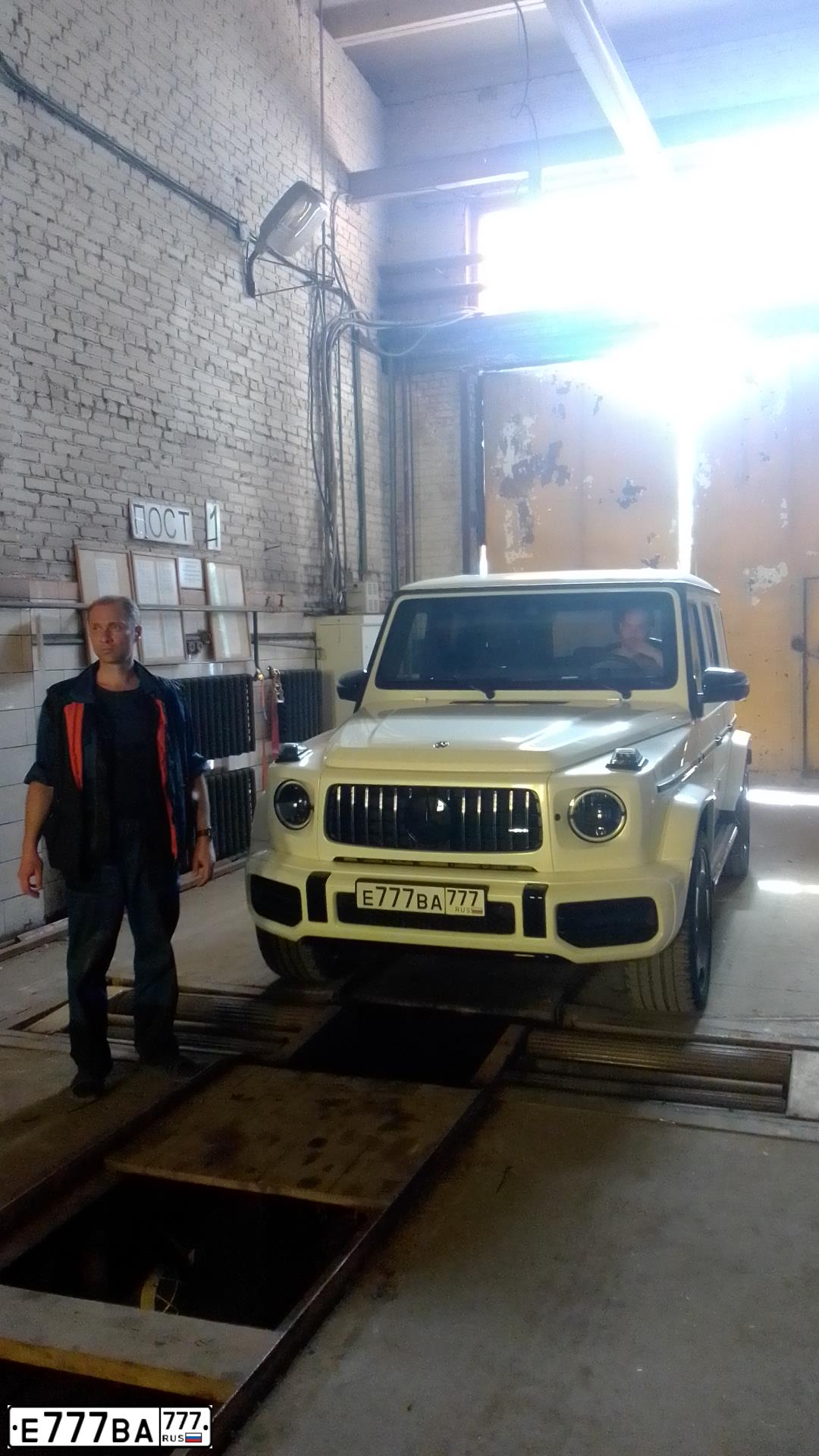 Фото автомобиля MERCEDES G-KLASSE, 2019 — госномер Е777ВА777. Цвет: Белый