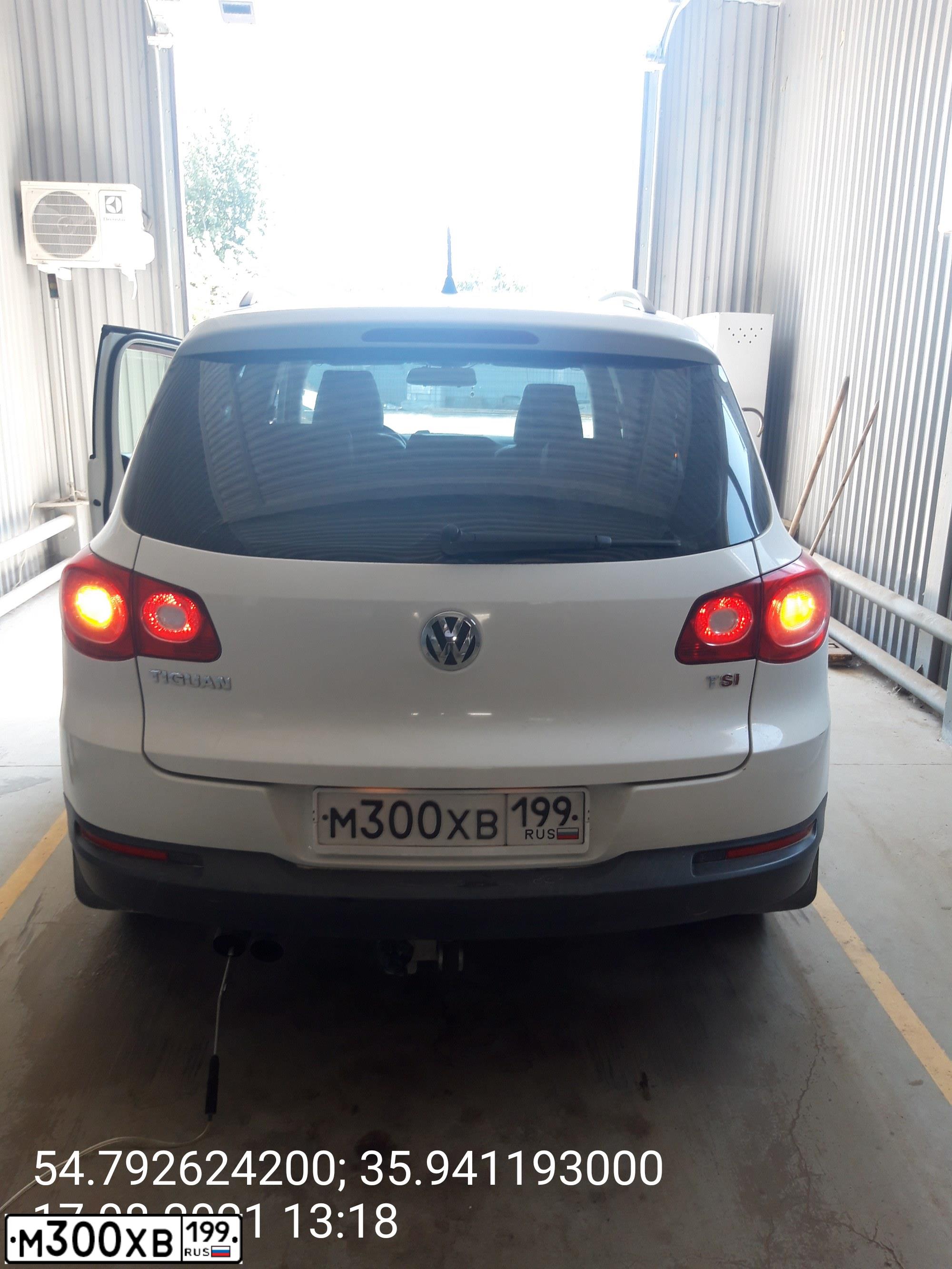 Фото автомобиля VOLKSWAGEN TIGUAN, 2009 — госномер М300ХВ199. Цвет: БЕЛЫЙ