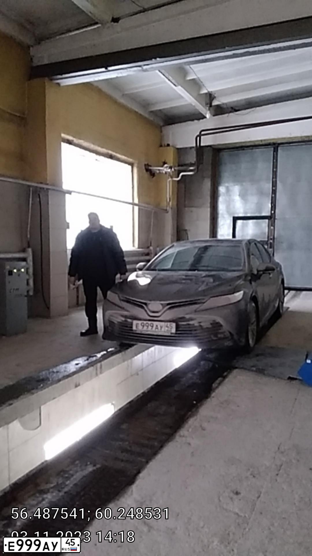 Фото автомобиля TOYOTA HILUX, 2012 — госномер Е999АУ45. Цвет: Белый