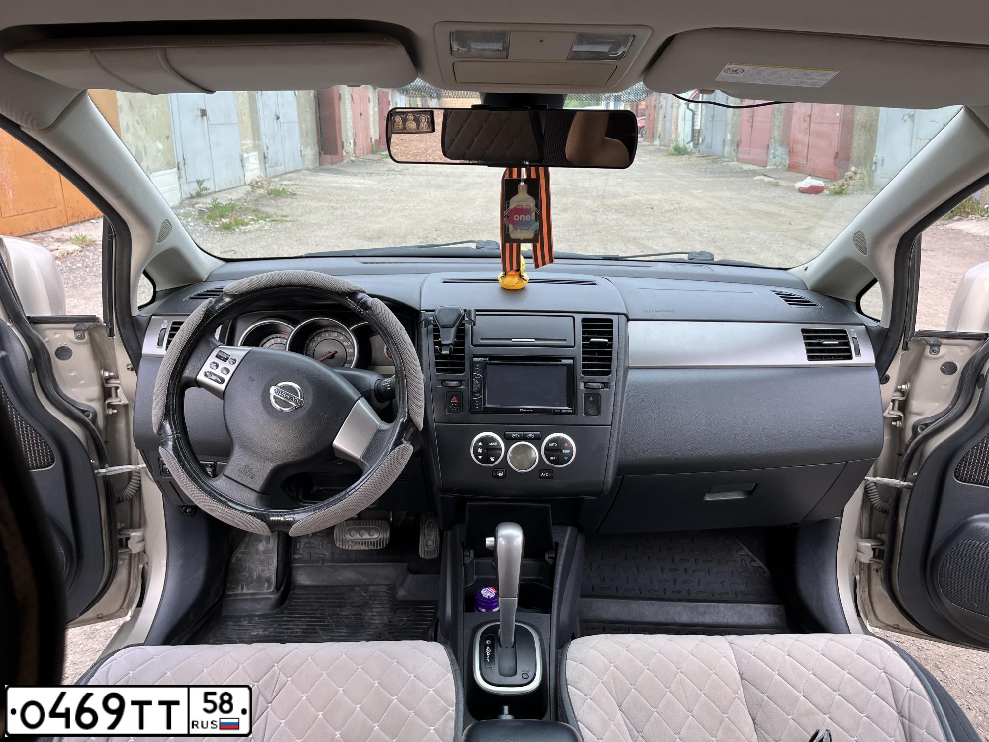 Фото автомобиля NISSAN TIIDA, 2013 — госномер Е879ММ156. Цвет: СВЕТЛО-КОРИЧНЕВЫЙ