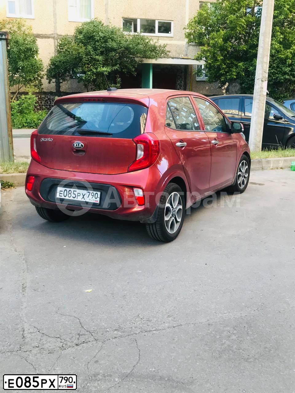 Фото автомобиля KIA PICANTO / MORNING, 2018 — госномер Е085РХ790. Цвет: Оранжевый