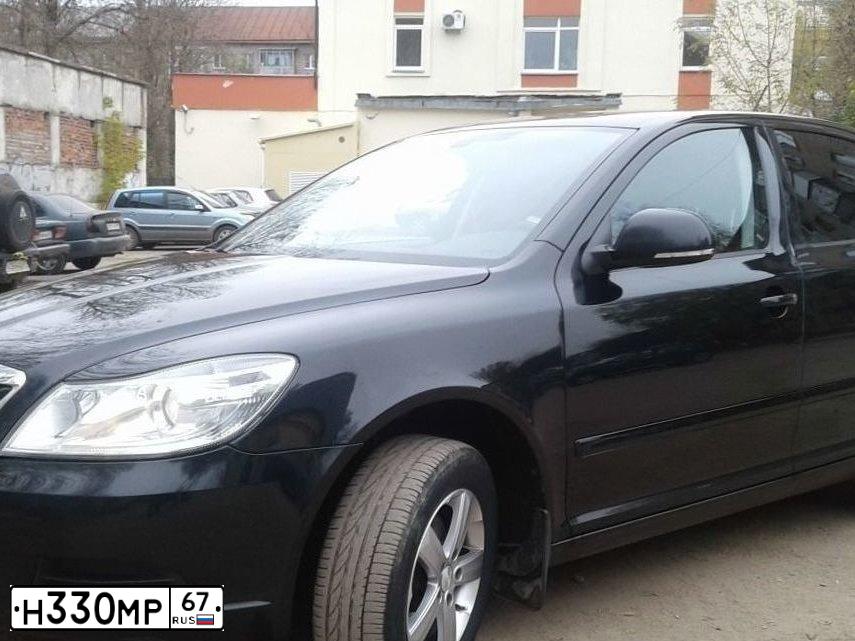 Фото автомобиля SKODA OCTAVIA, 2011 — госномер Н330МР67. Цвет: ЧЕРНЫЙ