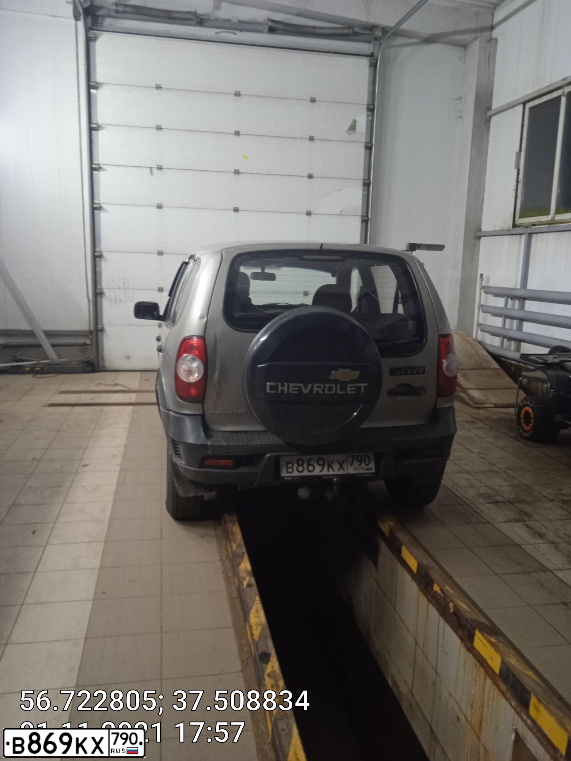 Фото автомобиля CHEVROLET NIVA, 2009 — госномер В869КХ790. Цвет: СЕРО-КОРИЧНЕВЫЙ МЕТАЛЛ