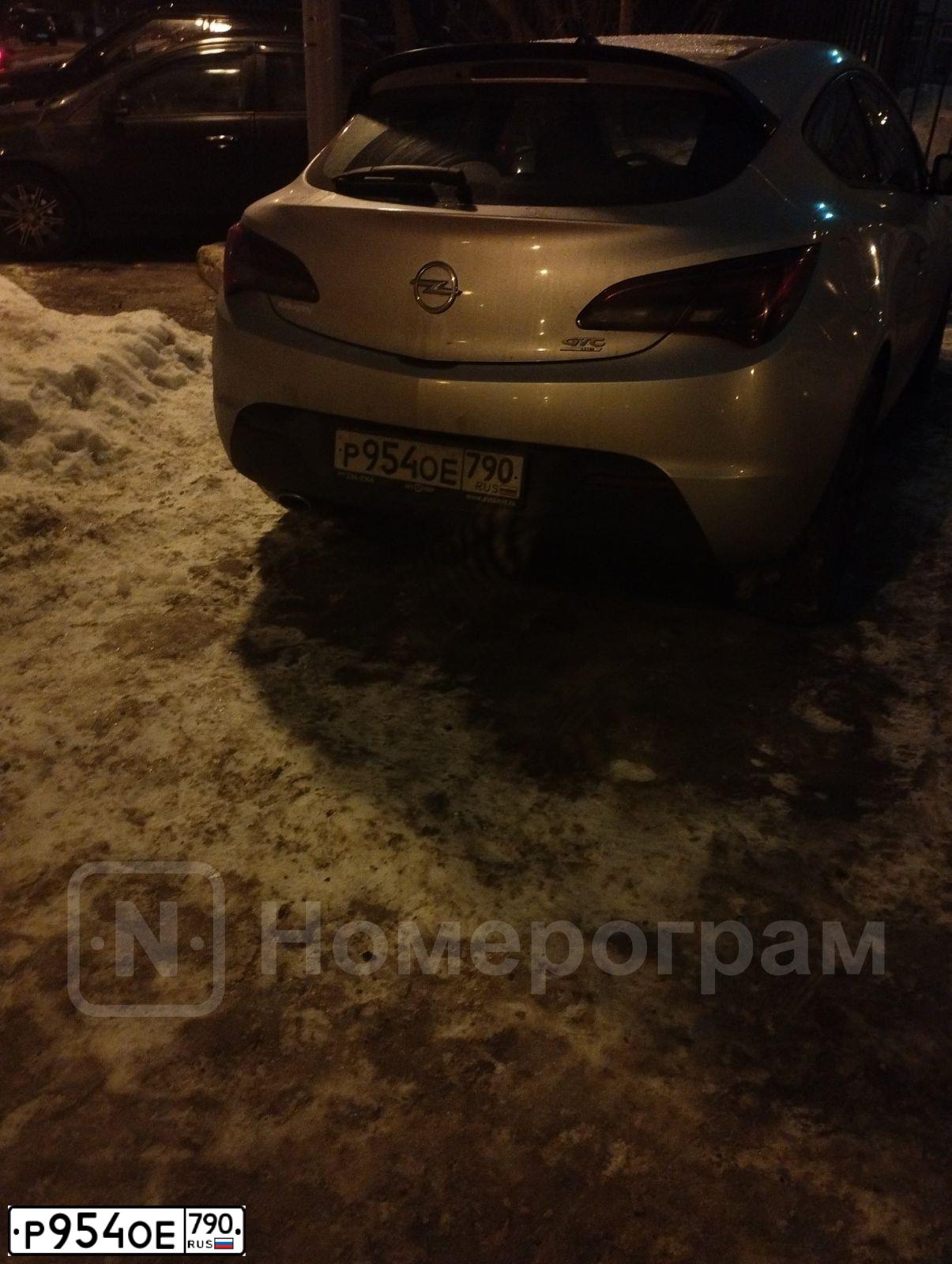 Фото автомобиля OPEL ASTRA, 2013 — госномер Р954ОЕ790. Цвет: СЕРЫЙ