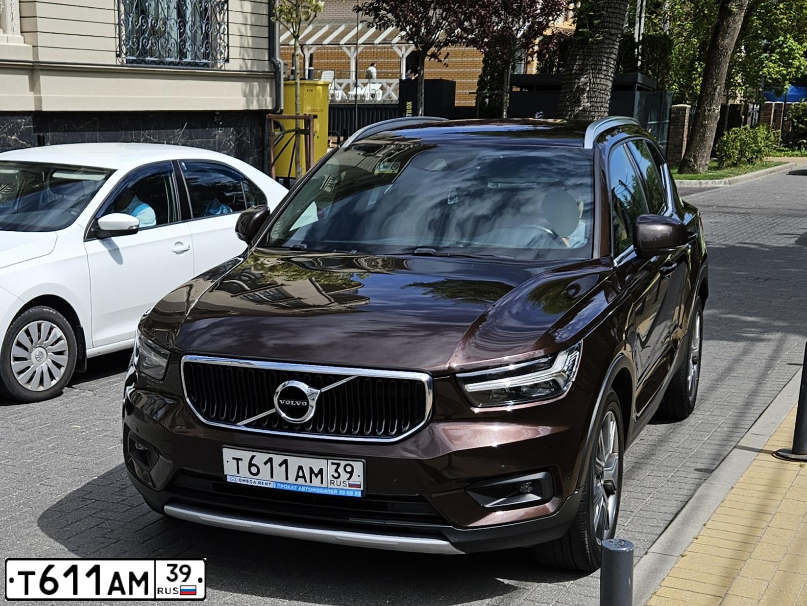 Фото автомобиля VOLVO XC40, 2018 — госномер В615ТК750. Цвет: Коричневый