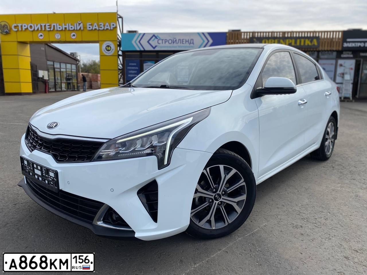 Фото автомобиля KIA RIO, 2020 — госномер А868КМ156. Цвет: Белый