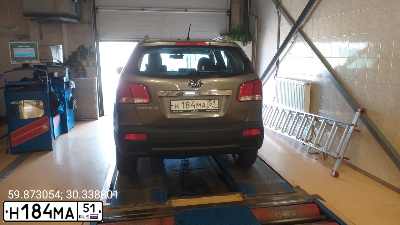 Фото автомобиля KIA SORENTO, 2010 — госномер Н184МА51. Цвет: СЕРЫЙ