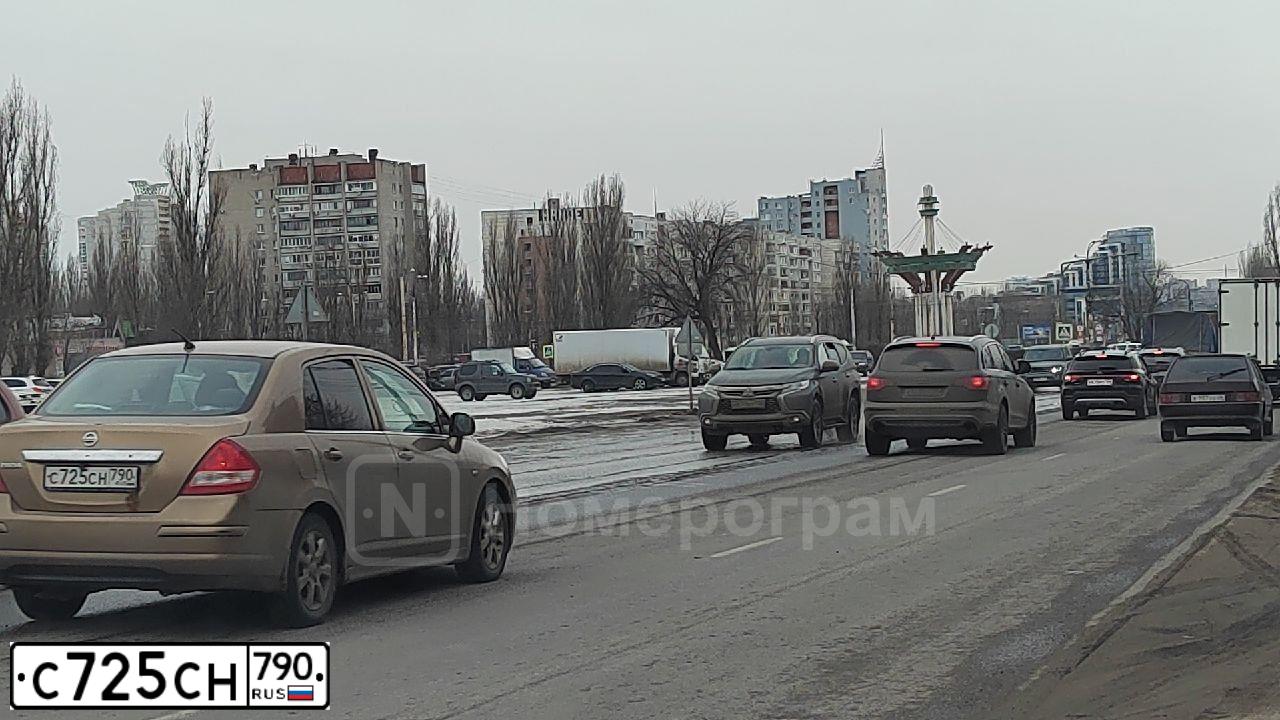 Фото автомобиля NISSAN TIIDA, 2007 — госномер С725СН790. Цвет: БЕЖЕВЫЙ