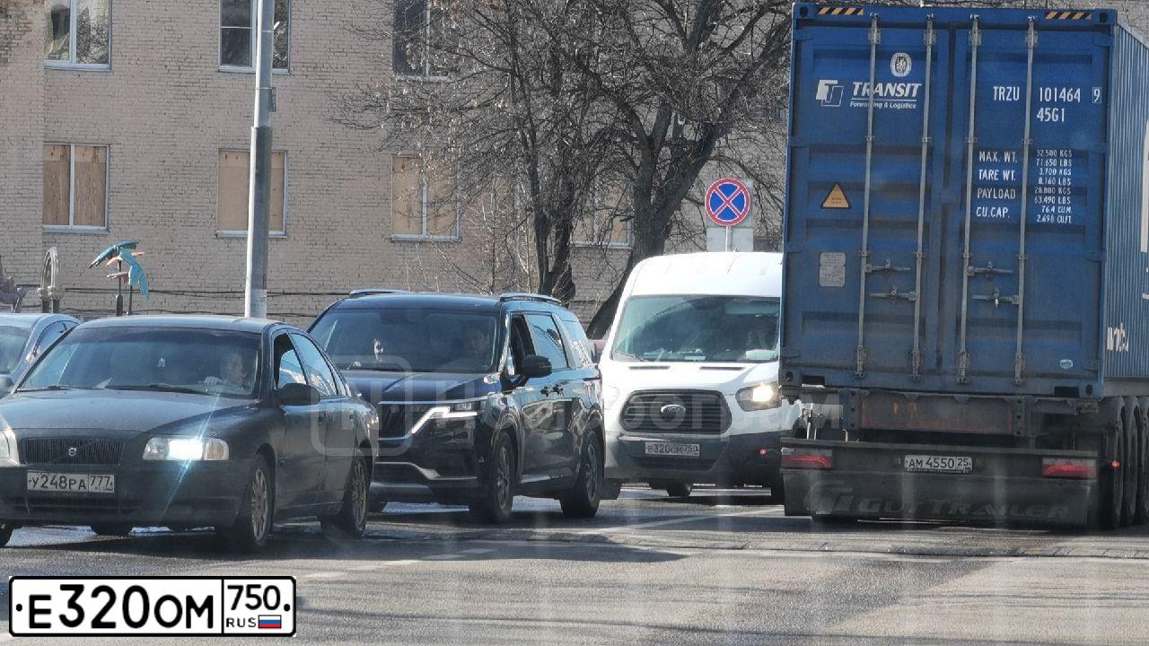 Фото автомобиля RENAULT DUSTER, 2017 — госномер Е320ОМ750. Цвет: ЗЕЛЕНЫЙ
