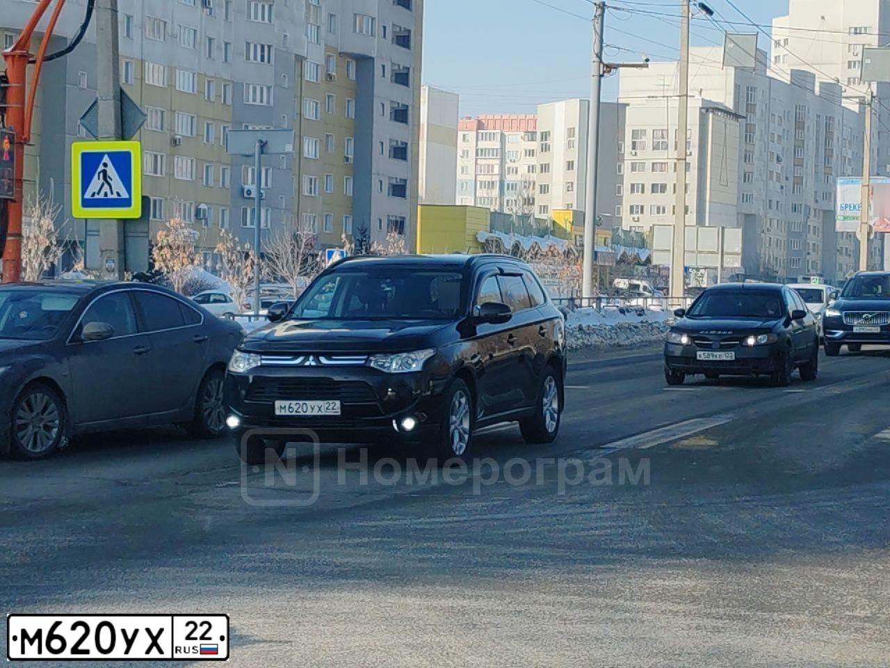 Фото автомобиля MITSUBISHI OUTLANDER, 2013 — госномер Е567МЕ122