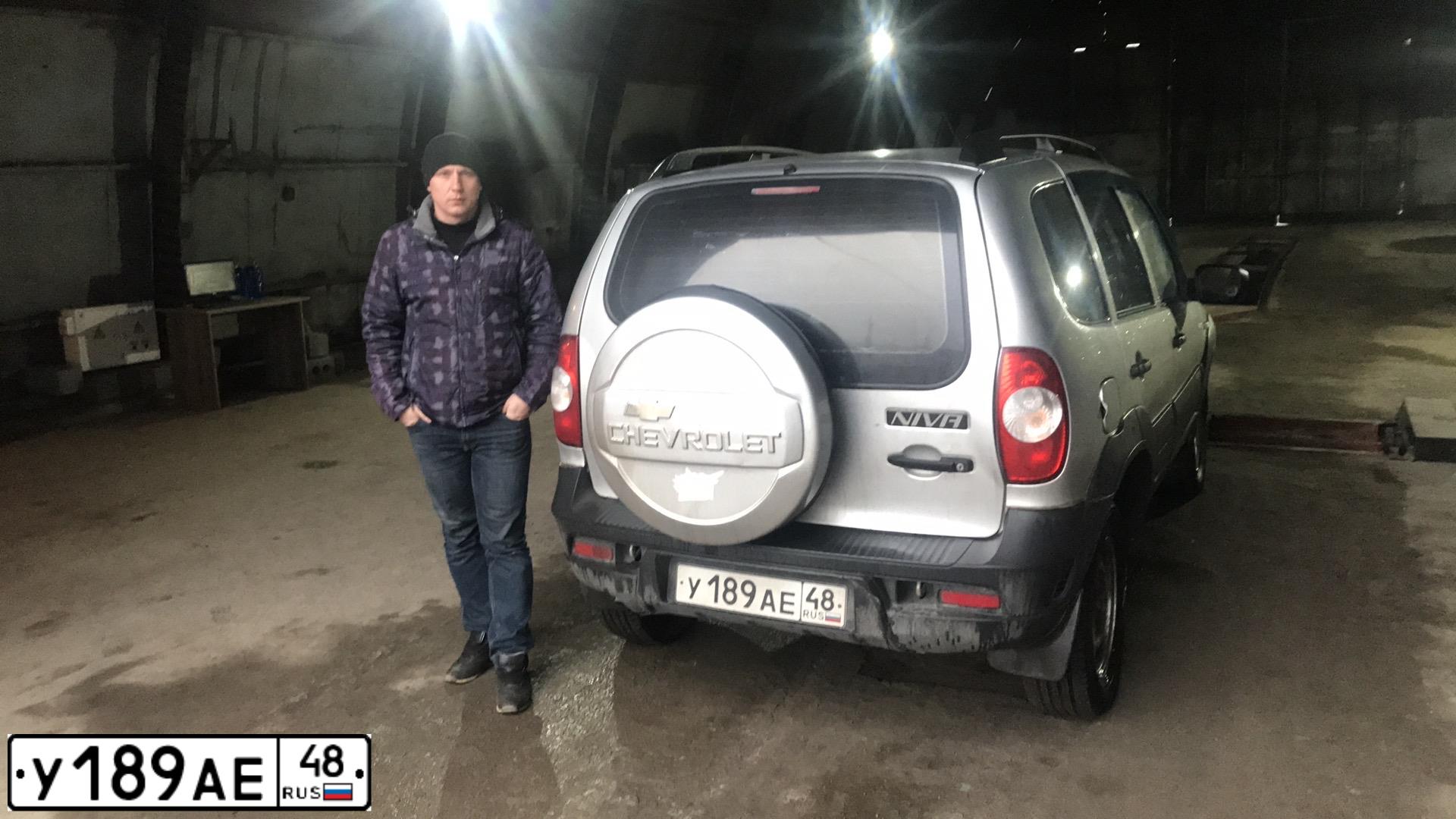 Фото автомобиля CHEVROLET NIVA, 2011 — госномер У189АЕ48. Цвет: СВЕТЛО-СЕРЕБРИСТЫЙ МЕТ