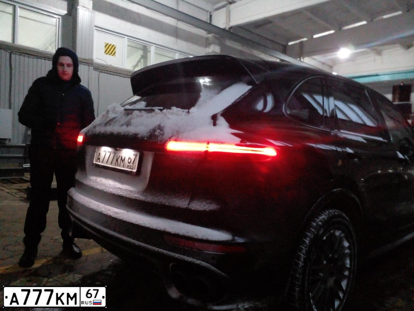 Фото автомобиля PORSCHE CAYENNE, 2015 — госномер А777КМ67. Цвет: ЧЕРНЫЙ