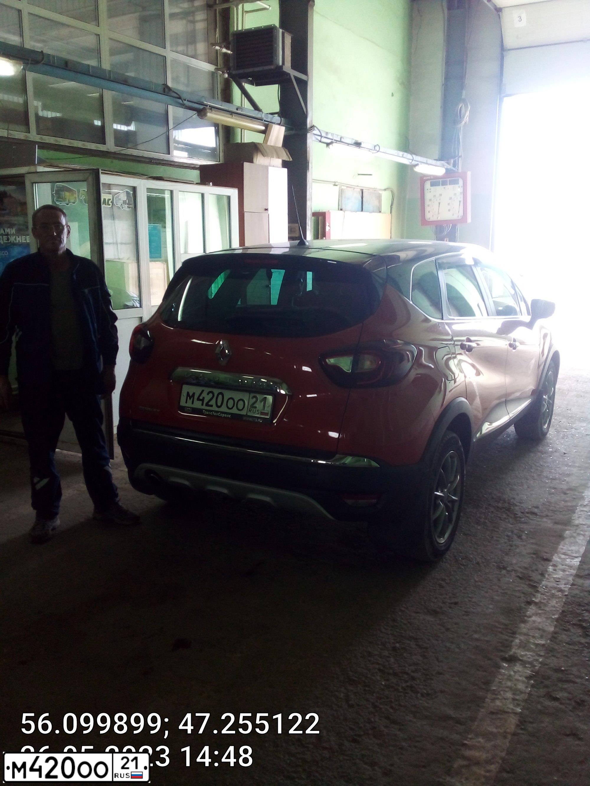 Фото автомобиля RENAULT KAPTUR, 2017 — госномер М195ОЕ21. Цвет: ОРАНЖЕВЫЙ ЧЕРНЫЙ