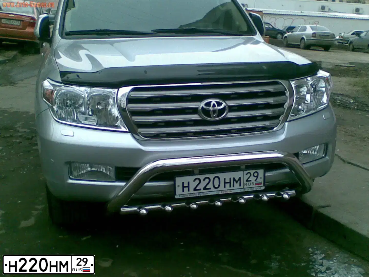 Фото автомобиля TOYOTA LANDCRUISER 200, 2012 — госномер Н220НМ29. Цвет: СВЕТЛО-СЕРЫЙ