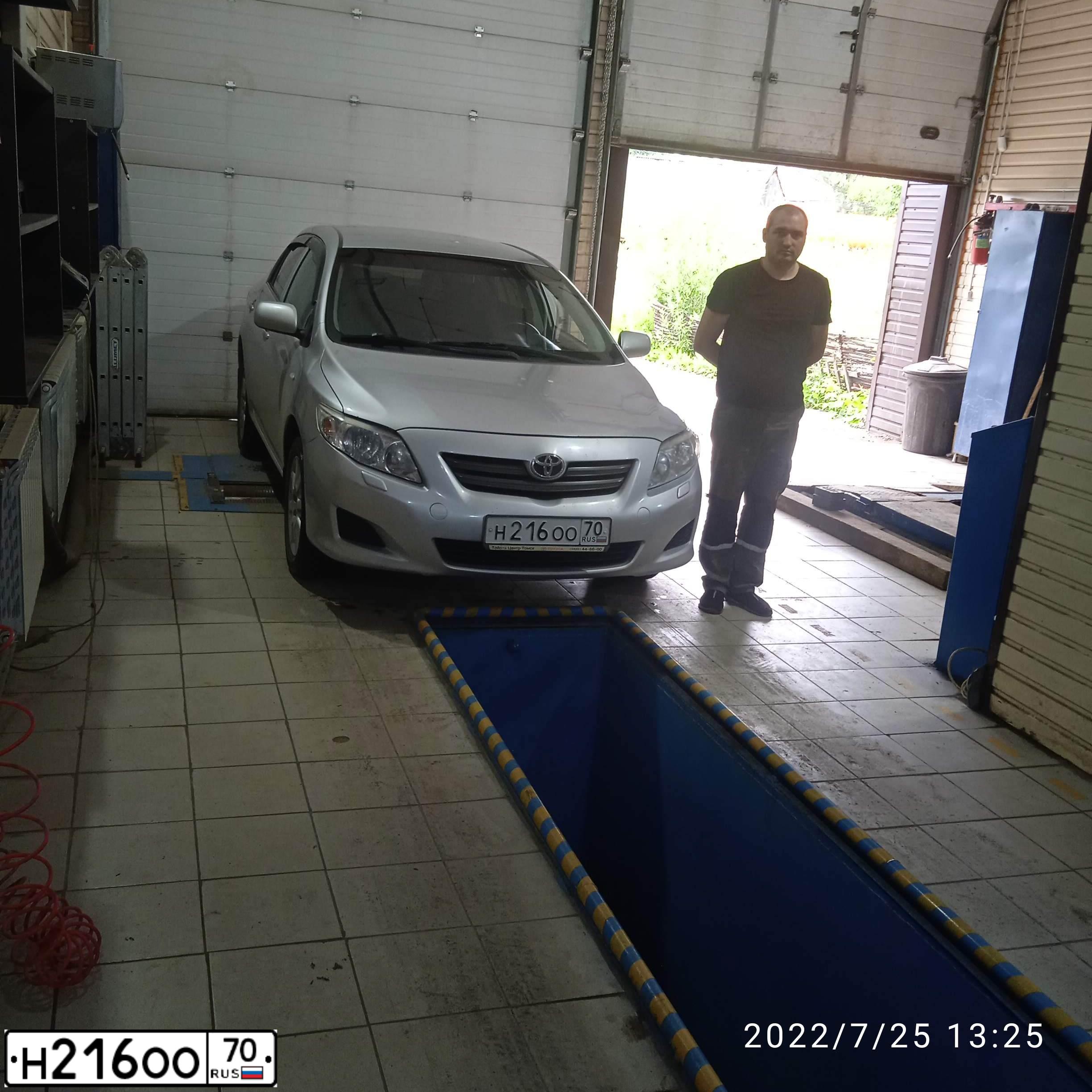 Фото автомобиля TOYOTA COROLLA, 2007 — госномер Т740ОН142. Цвет: Серебристый