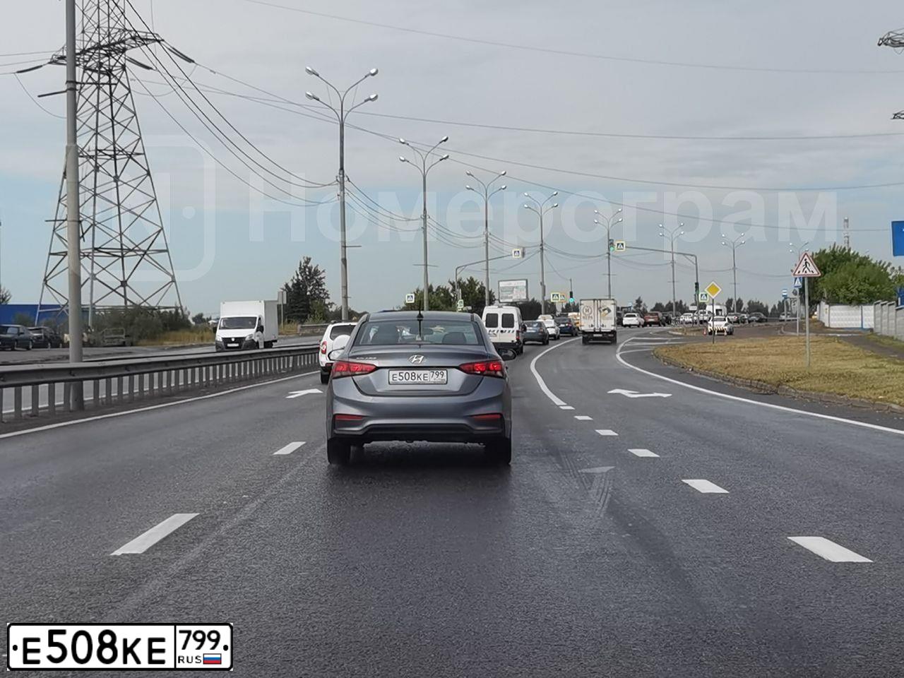 Фото автомобиля HYUNDAI SOLARIS, 2018 — госномер Е508КЕ799. Цвет: СЕРЫЙ